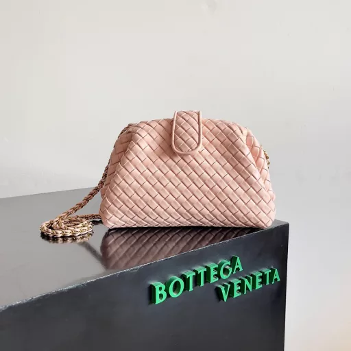 BOTTEGA VENETA Women's LAUREN 1980 Small Clutch New arrival! The small size that many people have been waiting for is finally here. The self-adjustable zipper is a highlight of this bag. After removing it, it can be used as a clutch to attend important occasions. One bag unlocks two ways of carrying at the same time, which is very practical. The unique sense of structure and beautiful lines add a touch of elegance to the small cloud, which is a tribute to the classic and a pursuit of modernity.