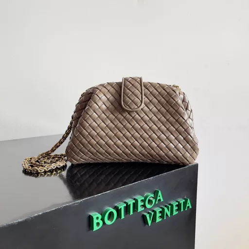 BOTTEGA VENETA Women's LAUREN 1980 Small Clutch New arrival! The small size that many people have been waiting for is finally here. The self-adjustable zipper is a highlight of this bag. After removing it, it can be used as a clutch to attend important occasions. One bag unlocks two ways of carrying at the same time, which is very practical. The unique sense of structure and beautiful lines add a touch of elegance to the small cloud, which is a tribute to the classic and a pursuit of modernity.