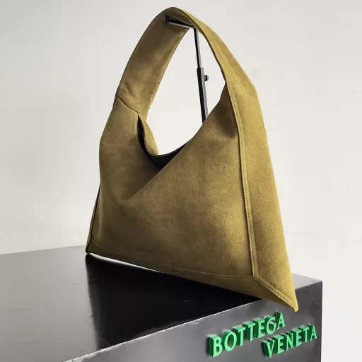 Bottega Veneta's main product for the 2024 autumn and winter season is shining from the catwalk to the streets. It not only brings a strong retro feel, but also can be easily combined with a variety of ways to create different styles. Whether it is a capable and elegant workplace look or a casual and comfortable daily look, all-imported calfskin is a fashion element you can't miss.