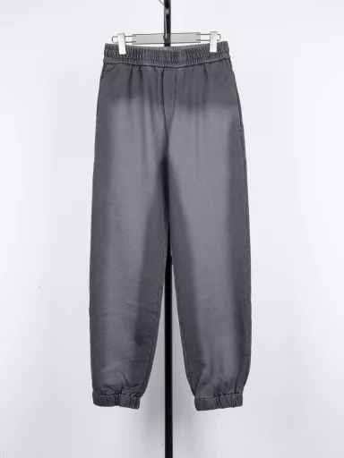 Fendi SS24 heavy grey cuff washed gradient jogging trousers, grey washed gradient effect cotton plain fabric, elastic drawstring leggings, double pockets on the front and back, full set of accessories, 16S+10S fish scale bottom fabric, weight 550g; no pressure in the south, fish scale bottom design and specific weaving process, woven with high-count yarn, making the texture of the fabric more delicate, soft, smooth, highly skin-friendly and comfortable. At the same time, this fabric has been specially treated to have good breathability and warmth retention.