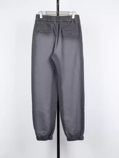 Fendi SS24 heavy grey cuff washed gradient jogging trousers, grey washed gradient effect cotton plain fabric, elastic drawstring leggings, double pockets on the front and back, full set of accessories, 16S+10S fish scale bottom fabric, weight 550g; no pressure in the south, fish scale bottom design and specific weaving process, woven with high-count yarn, making the texture of the fabric more delicate, soft, smooth, highly skin-friendly and comfortable. At the same time, this fabric has been specially treated to have good breathability and warmth retention.