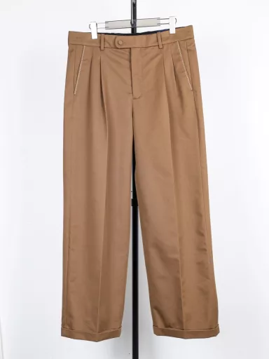 1v casual trousers, brownFabric: 16-count fine-spun Sany left twill, 290gLining: 32-count combed cotton twill, 140g“Wave pattern” decorative line on front and back pockets:The original pockets are made of two layers of fabric with dark stitches, and the “wave pattern” decorative line stitching on the front and back of the pockets is the same, which looks clean and tidy, and looks very high-end.In order to restore the original workmanship, we spent half a month and looked for more than a dozen manufacturers before we found a machine that can specialize in this kind of “wave pattern” stitching with the same stitching on the front and back. It cost 3W to purchase this machine alone.(This process can only be done by purchasing a special machine with programming. The market version uses an ordinary embroidery machine. Due to the limitation of the machine, the front and back of the pocket 