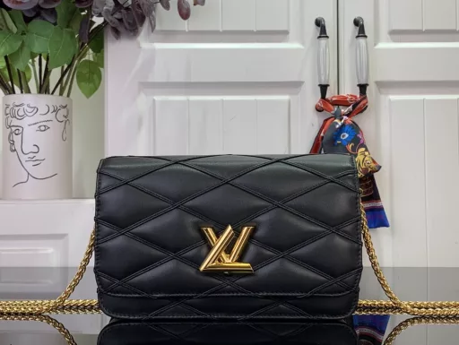 The Wallet On Chain Go-14 handbag uses luxurious quilted lambskin to continue the brand's signature touch, and the LV twist lock lights up the sight, which can easily handle day and night occasions. The detachable round smooth chain allows for a variety of styling possibilities, and can also be used as a clutch.