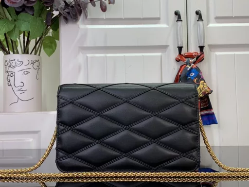 The Wallet On Chain Go-14 handbag uses luxurious quilted lambskin to continue the brand's signature touch, and the LV twist lock lights up the sight, which can easily handle day and night occasions. The detachable round smooth chain allows for a variety of styling possibilities, and can also be used as a clutch.