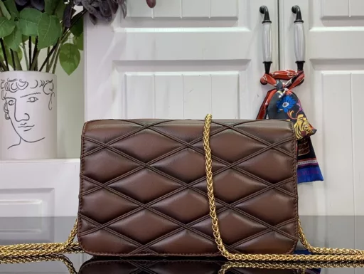 The Wallet On Chain Go-14 handbag uses luxurious quilted lambskin to continue the brand's signature touch, and the LV twist lock lights up the sight, which can easily handle day and night occasions. The detachable round smooth chain allows for a variety of styling possibilities, and can also be used as a clutch.