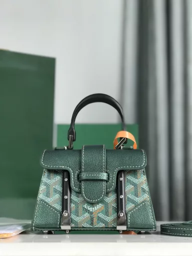 Saïgon Nano is a super mini cute little bag, new pearlescent greenSaïgon Nano inherits the unique aesthetics and exquisite craftsmanship of the Saïgon small bag, condensing the essence into a brand new miniature size, including the iconic wooden handle, guard bar and box making details