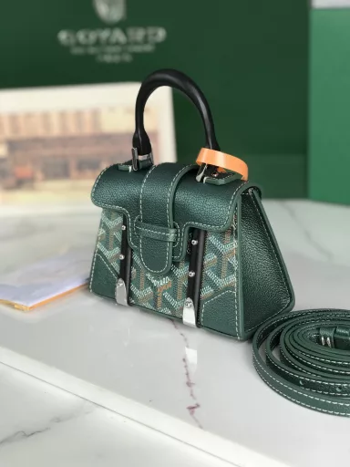 Saïgon Nano is a super mini cute little bag, new pearlescent greenSaïgon Nano inherits the unique aesthetics and exquisite craftsmanship of the Saïgon small bag, condensing the essence into a brand new miniature size, including the iconic wooden handle, guard bar and box making details