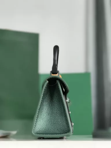 Saïgon Nano is a super mini cute little bag, new pearlescent greenSaïgon Nano inherits the unique aesthetics and exquisite craftsmanship of the Saïgon small bag, condensing the essence into a brand new miniature size, including the iconic wooden handle, guard bar and box making details