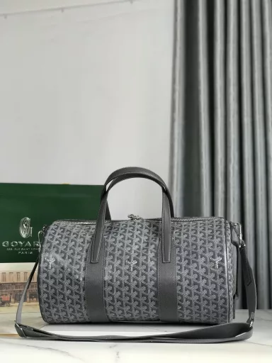 Goyard Barrel 40 Sports Travel Bag The 40cm size is more suitable for daily use. It can be used as a gym bag or a perfect companion for short trips. The double zipper design makes it easier to use. There is an extra handle on the side to increase the hand-carrying function. The bag is very soft, light and has a large capacity. There are buckles on the side, which can be matched with a medium-sized shoulder strap for shoulder carrying.