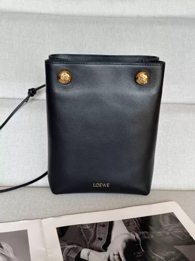 LO℮w℮🌟Smooth cowhide leather Pebble pouchWith folding structure, tubular shoulder strap and double iconic *Anagram Pebble. Adjustable shoulder strap, 63cm-123cm long. One inner pocket leather lining LO℮w℮ gold stamping, carrying Anagram logo.