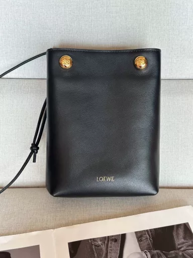 LO℮w℮🌟Smooth cowhide leather Pebble pouchWith folding structure, tubular shoulder strap and double iconic *Anagram Pebble. Adjustable shoulder strap, 63cm-123cm long. One inner pocket leather lining LO℮w℮ gold stamping, carrying Anagram logo.