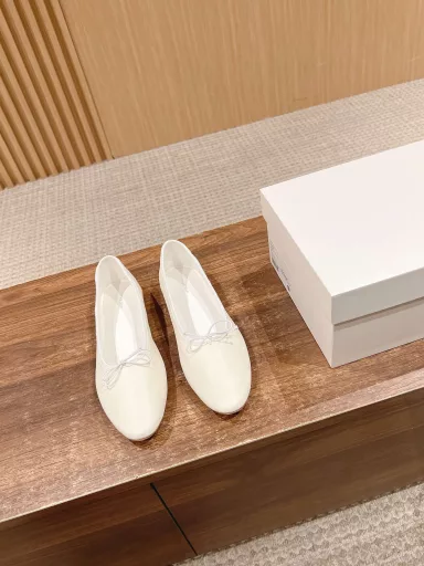 𝐓𝐇𝐄 𝐑𝐎𝐖# Early Spring New Bowknot Ballet ShoesIt is said that this is the most beautiful ballet grandma shoes this year, with French elegance, high-end and fashionable, salty or sweet, literary and elegant!A single item that can be worn in all seasons, with a buckle design, comfortable and good-looking, a classic work that has won worldwide attention, and the soft and delicate sheepskin fabric makes this ballet shoe instantly unique and very textured.