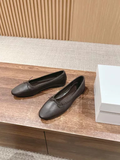 𝐓𝐇𝐄 𝐑𝐎𝐖# Early Spring New Bowknot Ballet ShoesIt is said that this is the most beautiful ballet grandma shoes this year, with French elegance, high-end and fashionable, salty or sweet, literary and elegant!A single item that can be worn in all seasons, with a buckle design, comfortable and good-looking, a classic work that has won worldwide attention, and the soft and delicate sheepskin fabric makes this ballet shoe instantly unique and very textured.