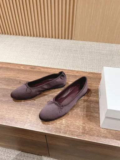 𝐓𝐇𝐄 𝐑𝐎𝐖# Early Spring New Bowknot Ballet ShoesIt is said that this is the most beautiful ballet grandma shoes this year, with French elegance, high-end and fashionable, salty or sweet, literary and elegant!A single item that can be worn in all seasons, with a buckle design, comfortable and good-looking, a classic work that has won worldwide attention, and the soft and delicate sheepskin fabric makes this ballet shoe instantly unique and very textured.