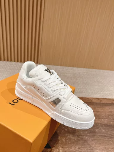 𝐋𝐨𝐮𝐢𝐬 𝐕𝐮𝐢𝐭𝐭𝐨𝐧 𝐓𝐫𝐚𝐢𝐧𝐞𝐫  series of the latest sports shoes. The quality has been upgraded again, the details are amazing. They are so beautiful! The official website was sold out in ten minutes. TPU outsole, mold fee 20,000+ The texture is comparable to the original. The foot pad is made of polyurethane micro-material and breathable British mesh. The details are consistent with the original. Please pay attention to distinguish the market currency materials