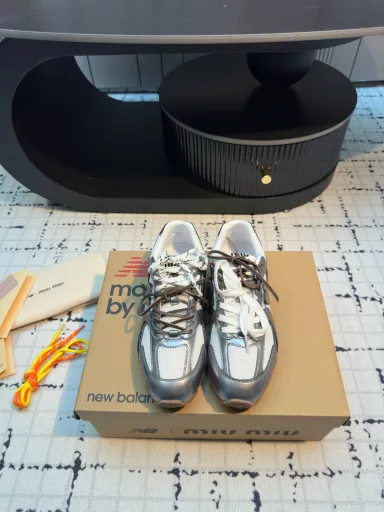 Miu Miu ✖𝐍𝐞𝐰 𝐁𝐚𝐥𝐚𝐧𝐜𝐞 𝟓𝟑𝟎 co-branded 2025 lace-up liquid silver sneakers!Mirror silver ~ white and silver color ~ fashionable and stylish!This model is sold out at home and abroad ✨ One shoe is hard to find ~ Miu Miu is super easy to wear ~ No need for a break-in period ~ Super soft and comfortable to wear ~ Very thin legs ~ Very good for commuting and shopping ~ Visual sense and wearing sense are perfect ~ It's really super versatile ~ It's hard not to be tempted 🌿‼ ️