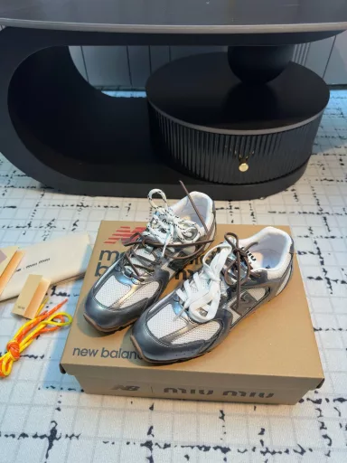 Miu Miu ✖𝐍𝐞𝐰 𝐁𝐚𝐥𝐚𝐧𝐜𝐞 𝟓𝟑𝟎 co-branded 2025 lace-up liquid silver sneakers!Mirror silver ~ white and silver color ~ fashionable and stylish!This model is sold out at home and abroad ✨ One shoe is hard to find ~ Miu Miu is super easy to wear ~ No need for a break-in period ~ Super soft and comfortable to wear ~ Very thin legs ~ Very good for commuting and shopping ~ Visual sense and wearing sense are perfect ~ It's really super versatile ~ It's hard not to be tempted 🌿‼ ️