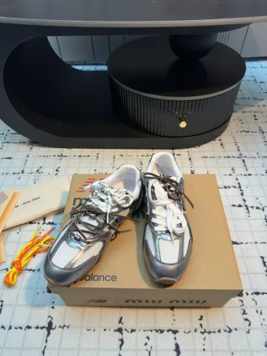 Miu Miu ✖𝐍𝐞𝐰 𝐁𝐚𝐥𝐚𝐧𝐜𝐞 𝟓𝟑𝟎 co-branded 2025 lace-up liquid silver sneakers!Mirror silver ~ white and silver color ~ fashionable and stylish!This model is sold out at home and abroad ✨ One shoe is hard to find ~ Miu Miu is super easy to wear ~ No need for a break-in period ~ Super soft and comfortable to wear ~ Very thin legs ~ Very good for commuting and shopping ~ Visual sense and wearing sense are perfect ~ It's really super versatile ~ It's hard not to be tempted 🌿‼ ️