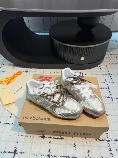 Miu Miu ✖𝐍𝐞𝐰 𝐁𝐚𝐥𝐚𝐧𝐜𝐞 𝟓𝟑𝟎 co-branded 2025 lace-up liquid silver sneakers!Mirror silver ~ white and silver color ~ fashionable and stylish!This model is sold out at home and abroad ✨ One shoe is hard to find ~ Miu Miu is super easy to wear ~ No need for a break-in period ~ Super soft and comfortable to wear ~ Very thin legs ~ Very good for commuting and shopping ~ Visual sense and wearing sense are perfect ~ It's really super versatile ~ It's hard not to be tempted 🌿‼ ️