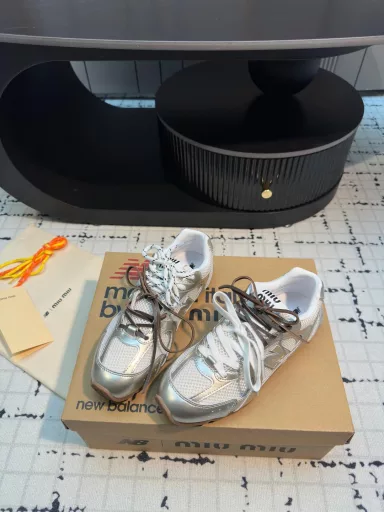 Miu Miu ✖𝐍𝐞𝐰 𝐁𝐚𝐥𝐚𝐧𝐜𝐞 𝟓𝟑𝟎 co-branded 2025 lace-up liquid silver sneakers!Mirror silver ~ white and silver color ~ fashionable and stylish!This model is sold out at home and abroad ✨ One shoe is hard to find ~ Miu Miu is super easy to wear ~ No need for a break-in period ~ Super soft and comfortable to wear ~ Very thin legs ~ Very good for commuting and shopping ~ Visual sense and wearing sense are perfect ~ It's really super versatile ~ It's hard not to be tempted 🌿‼ ️