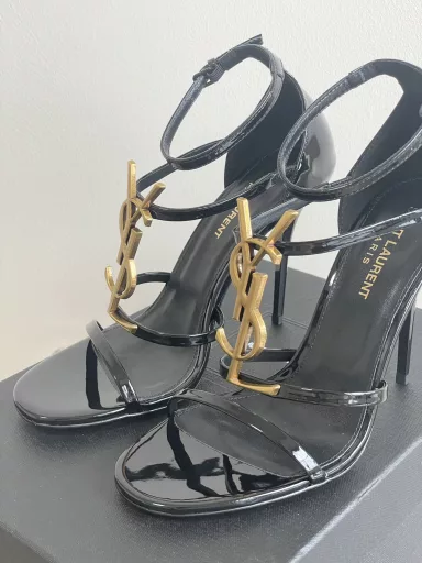 SAINT LAUREN*New high-heeled sandals from Yang ShulinThe oversized logo is amazing, very slimming, elegant, sexy and feminineUpper: patent leatherInner lining: sheepskinOutsole: Italian leather outsole