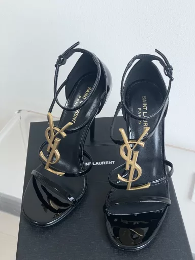 SAINT LAUREN*New high-heeled sandals from Yang ShulinThe oversized logo is amazing, very slimming, elegant, sexy and feminineUpper: patent leatherInner lining: sheepskinOutsole: Italian leather outsole