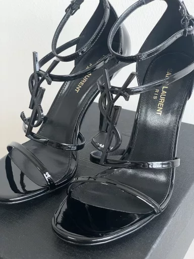 SAINT LAUREN*New high-heeled sandals from Yang ShulinThe oversized logo is amazing, very slimming, elegant, sexy and feminineUpper: patent leatherInner lining: sheepskinOutsole: Italian leather outsole