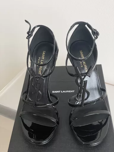 SAINT LAUREN*New high-heeled sandals from Yang ShulinThe oversized logo is amazing, very slimming, elegant, sexy and feminineUpper: patent leatherInner lining: sheepskinOutsole: Italian leather outsole