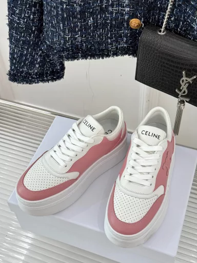 Celine's classic thick-soled casual sports white shoesThe thick-soled shoes that petite girls love the most are also arrangedThe leg-stretching effect is comparable to leg plastic surgery, which makes the legs look thinner and longerAll styles can be easily held and matched!The shoe shape is the soul of the white shoes. The space inside the head shape is very richThe arc and details of each line are repeatedly polishedThe upper is customized with original first-layer cowhide, and the delicate texture is clearly visibleThe inner breathable mesh has an exhaust effect and is not stuffy in summerThe original factory molded TPU outsole feels chewy when stepped onEven with a thick sole, there is no feeling of tiredness at all~