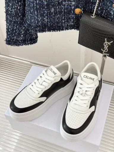 Celine's classic thick-soled casual sports white shoesThe thick-soled shoes that petite girls love the most are also arrangedThe leg-stretching effect is comparable to leg plastic surgery, which makes the legs look thinner and longerAll styles can be easily held and matched!The shoe shape is the soul of the white shoes. The space inside the head shape is very richThe arc and details of each line are repeatedly polishedThe upper is customized with original first-layer cowhide, and the delicate texture is clearly visibleThe inner breathable mesh has an exhaust effect and is not stuffy in summerThe original factory molded TPU outsole feels chewy when stepped onEven with a thick sole, there is no feeling of tiredness at all~