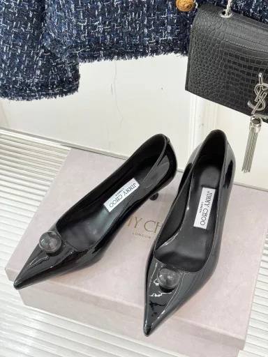 Jimmy Choo 25WF early spring new productWater drop cat heel high heels seriesOur JC is as good as ever, low-key yet gorgeousSexy but not ostentatious, this is the one that looks so good on the feetThe shoe shape is the delicate style that everyone loves, very very slimmingThe whole arc of the side perfectly shows the curve of the foot, and the spherical water drop on the upper is simply irresistible❗️ꫛꫀꪝ Go➫ Material:The fabric is made of imported calf patent leatherThe inner padding is all lambskinImported Italian leather outsole