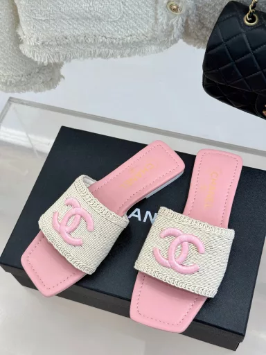 Chanel 25C early spring knitted double CSquare toe flat slippersComfortable and popular holiday-style sandals🏖️The classic woven double C design is really exquisiteSuper whitening on the feet, a standard for girlsA must-have for fashionable young ladies.The fabric is pure hand-woven + knittedThe lining is made of lambskinOriginal molded custom rubber outsole