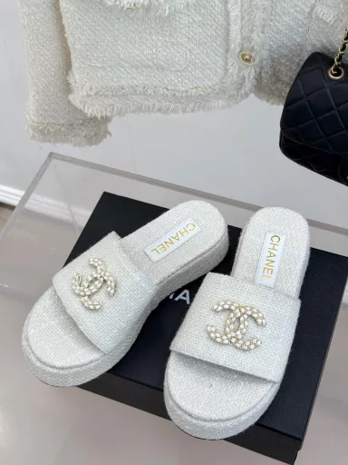 Chanel 25c Spring and Summer New ProductChain Double C Lazy SlippersThis year, Chanel launched a new summer vacation series of slippers~Easy to match whether you go out or at home🎀The texture of the towel material is really friendly to your feet😝You can embrace the sun and feel the beauty of summer when you put it on!The fabric is made of original custom materialThe lining is made of lambskinOriginal molded rubber outsole