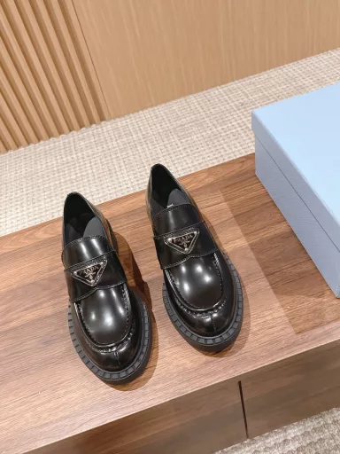 Prada triangle retro loafersThis shoe upper is matched with a triangle metal buckle, which neutralizes the temperament of the entire shoe. It is not particularly formal or old-fashioned at all. It has a playful feeling but not sweet at all. The texture is very good‼ ️