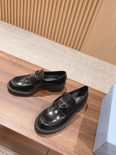 Prada triangle retro loafersThis shoe upper is matched with a triangle metal buckle, which neutralizes the temperament of the entire shoe. It is not particularly formal or old-fashioned at all. It has a playful feeling but not sweet at all. The texture is very good‼ ️