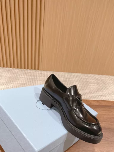 Prada triangle retro loafersThis shoe upper is matched with a triangle metal buckle, which neutralizes the temperament of the entire shoe. It is not particularly formal or old-fashioned at all. It has a playful feeling but not sweet at all. The texture is very good‼ ️