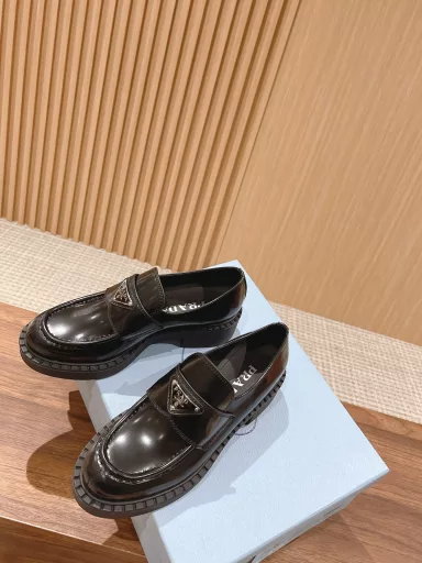 Prada triangle retro loafersThis shoe upper is matched with a triangle metal buckle, which neutralizes the temperament of the entire shoe. It is not particularly formal or old-fashioned at all. It has a playful feeling but not sweet at all. The texture is very good‼ ️