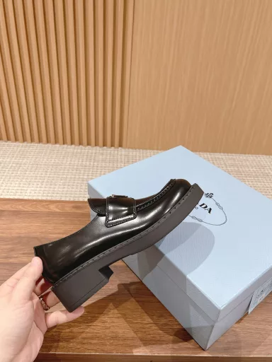 Prada triangle retro loafersThis shoe upper is matched with a triangle metal buckle, which neutralizes the temperament of the entire shoe. It is not particularly formal or old-fashioned at all. It has a playful feeling but not sweet at all. The texture is very good‼ ️