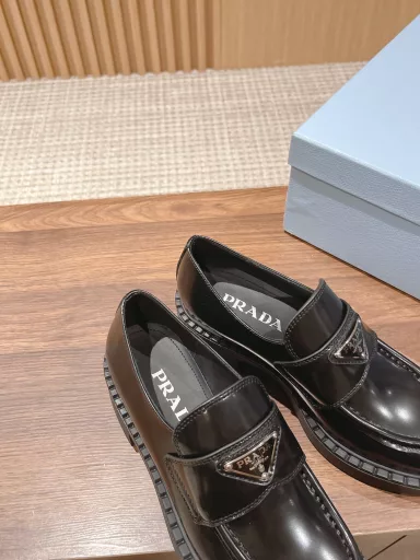 Prada triangle retro loafersThis shoe upper is matched with a triangle metal buckle, which neutralizes the temperament of the entire shoe. It is not particularly formal or old-fashioned at all. It has a playful feeling but not sweet at all. The texture is very good‼ ️