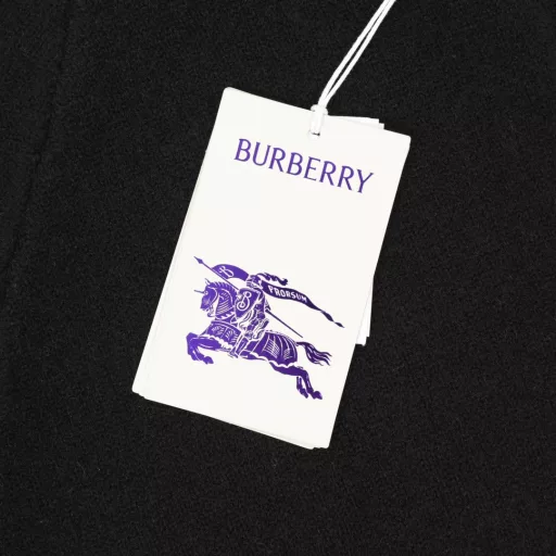 Burberry BBR 2024FW B-shaped shield zipper sweater jacketOriginal purchase, trendy style, alpaca wool blend, letter shield jacquard hem. Hem jacquard craft, styling brand logo. Pocket design on both sides, hardware double zipper independent mold opening and customization, restore the original quality. The latest design elements, low-key and luxurious temperament. Every detail is synchronized with high-end fashion.