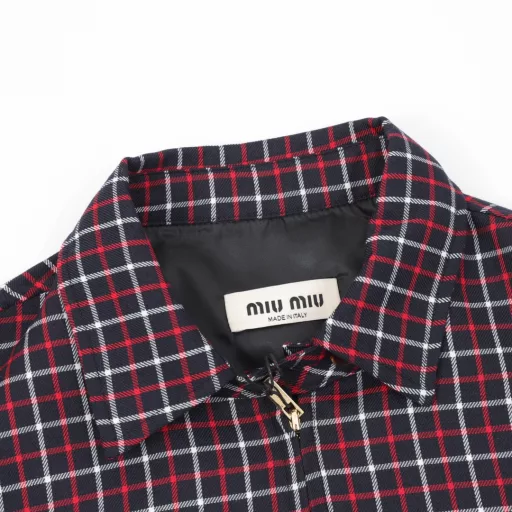 Miu Miu MM 24 Black and Red Plaid Lapel JacketThe same style as Curry. The logo patch on the chest is imported from the machine embroidery design. Custom-woven and dyed plaid fabric, minimum order quantity 3,000 meters, front placket alignment production, time-consuming and material-intensive. Elastic fiber lining, 50% cotton and 50% polyester fabric. The upper body is more upright. The stitching is neat and there are no extra threads. The sleeve clips and shoulders are double-threaded.The whole piece of clothing is time-consuming, labor-intensive and material-intensive. Loose version, the same style for men and women.