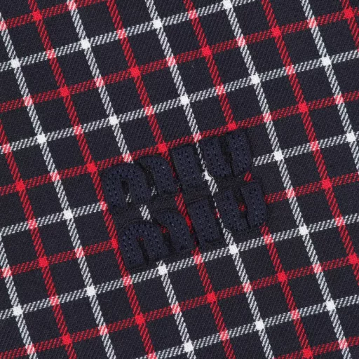 Miu Miu MM 24 Black and Red Plaid Lapel JacketThe same style as Curry. The logo patch on the chest is imported from the machine embroidery design. Custom-woven and dyed plaid fabric, minimum order quantity 3,000 meters, front placket alignment production, time-consuming and material-intensive. Elastic fiber lining, 50% cotton and 50% polyester fabric. The upper body is more upright. The stitching is neat and there are no extra threads. The sleeve clips and shoulders are double-threaded.The whole piece of clothing is time-consuming, labor-intensive and material-intensive. Loose version, the same style for men and women.