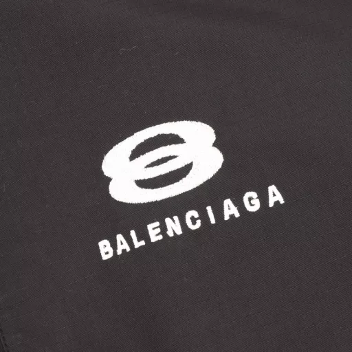 Balenciaga BLCG 24FW double-ring letter embroidered logo stand-up collar cotton jacketLight luxury, a must-have item for men and women's daily commuting wear, correct version, free comparison· Adopting custom-woven and dyed 7×7 jacquard dark grid woven fabric· 180g diamond grid quilted cotton lining, selected long-staple cotton, warm and comfortable· OS ultra-loose silhouette design· Side zipper pocket, small high stand-up collar design· Elastic waist design at the hem· Custom-made hardware zipper, double puller design for jackets· 100,000-needle three-dimensional embroidery by Tajima high-speed embroidery machine· Original main label, washing label, tag packaging bag