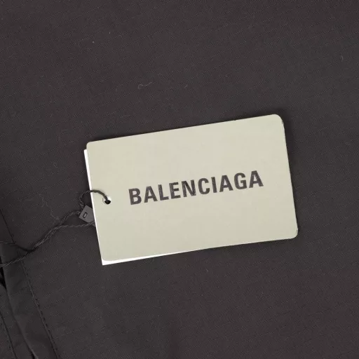 Balenciaga BLCG 24FW double-ring letter embroidered logo stand-up collar cotton jacketLight luxury, a must-have item for men and women's daily commuting wear, correct version, free comparison· Adopting custom-woven and dyed 7×7 jacquard dark grid woven fabric· 180g diamond grid quilted cotton lining, selected long-staple cotton, warm and comfortable· OS ultra-loose silhouette design· Side zipper pocket, small high stand-up collar design· Elastic waist design at the hem· Custom-made hardware zipper, double puller design for jackets· 100,000-needle three-dimensional embroidery by Tajima high-speed embroidery machine· Original main label, washing label, tag packaging bag