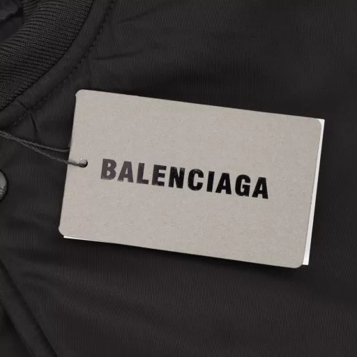 Balenciaga BLCG 24FW Half-circle Logo Embroidered Baseball Flight Cotton JacketLight luxury, a must-have item for men and women's daily commuting wear, correct version, welcome to compareDetailed features· Customized nylon 100% matte nylon fabric· 50D memory lining· 800g composite pearl quilting added to the lining· Pilot classic Alpha Air Force jacket design· 3D three-dimensional cutting process· High-density embroidery using Tajima embroidery machine, up to 10,000 needles embroidery· Inner pocket design on the inside of the clothes· Customized brand logo snap button with mold opening· Original main label washing tag brand packaging