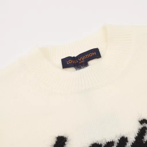 Louis Vuitton wool and cashmere logo blended sweater! A collection that is worth collecting!!! This series is sold out in seconds! This kind of high-grade wool and cashmere sweater is really rare! It comes with a tag + main label + washing label + Chinese label + stickers! A favorite for purchasing agents!!!Mohair + 1 spandex. Just look at the complex yarn composition😆 to know how difficult it is to make! It is also a model that people dare not try easily in the market! It feels very good, delicate and soft, and it is not prickly at all❗️It is perfect with a suit jacket in this season and a coat in winter! It is very fashionable with just a casual match! The whole person is very energetic and has an outstanding temperament when wearing it! Collect it if you like it, good things don’t wait!