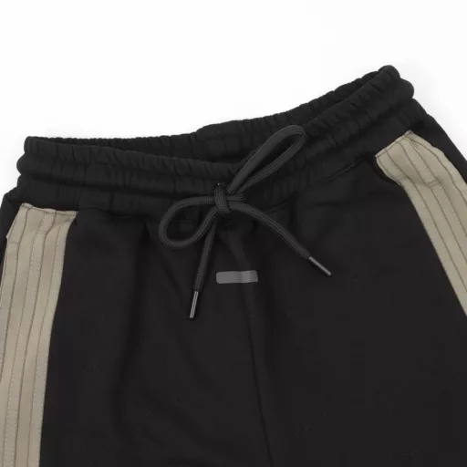 Fear of God x adidas Adidas joint model FW23 casual sports sweatpants pants It feels like Jerry seems to have made a little progress. The style of single items has always been Jerry's strength. As a representative of the new and old money style, Jerry has always emphasized the mix and match of Italian casual sports style and formal wear. Fabric: 420 grams of plush pure cotton material. The body of the clothes is made of silicone letters. All restored. Accessories: hangtags, labels, brand new customization, consistent details. Thread: custom dyeing, synchronized with the fabric. The three-stripe webbing on the side is custom dyed.