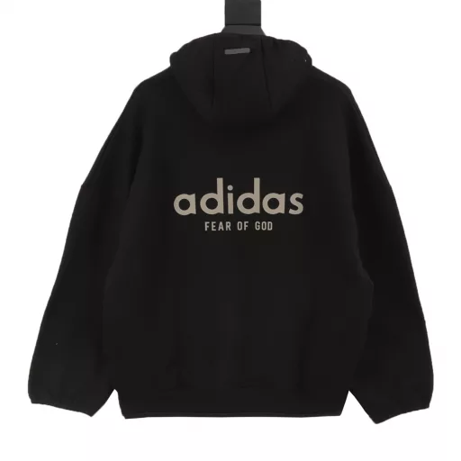 Fear of God x adidas Adidas joint FW23 hoodie It feels like Jerry has made a little progress. The style of the single product has always been Jerry's strength. As a representative of the new and old money style, Jerry has always emphasized the mix and match of Italian casual sports style and formal wear. Fabric: 420 grams of plush cotton material. The body of the clothes is made of silicone letters. All restored. Accessories: hangtags, labels, brand new customization, consistent details. Thread: custom dyeing, synchronized with the fabric. The three-stripe webbing on the side is custom dyed.