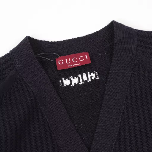 Gucci New Web-Decorated Hollow Knit CardiganThis single product is from the gucc*lido series, and its design is inspired by the summer style and beach clubs on the Italian coast. This hollow knitted cotton cardigan uses complex construction and stitching techniques to reinterpret the classic web design. With exquisite patterns and chic details, it creates a fashionable single product for the early autumn wardrobe.