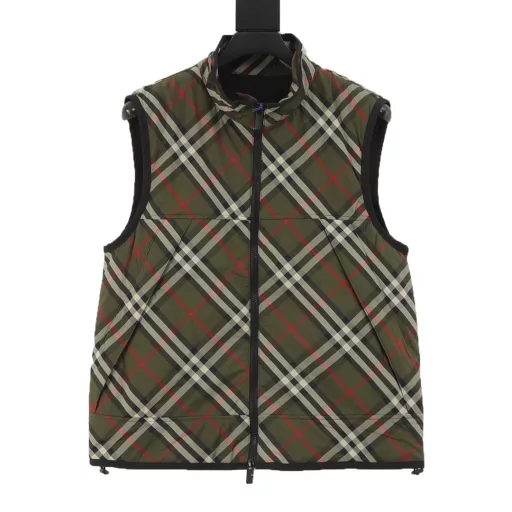 Burberry 24Fw thin cotton vest with warhorse pattern insideIt adopts classic plaid design, with classic knight warhorse embroidery inside. Nylon is used as the outer material to ensure the wear resistance and wrinkle resistance of the vest. The thin cotton inside ensures warmth while ensuring that the vest is thin and light. It can be worn outside or inside.